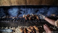 Segala jenis ikan dari hasil laut diproduksi oleh masyarakat hingga menjadi penopang ekonomi utama yang mendatangkan pundi-pundi rezeki.