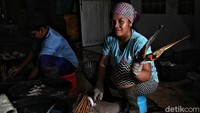 Menurut Ketua Kelompok Koperasi Serba Usaha Asap Indah Tejo Purwoto, para pengasap di sentra ini mengolah berbagai jenis ikan.
