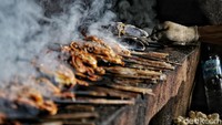 Sementara, di wilayah Jawa Tengah, hampir 80% kabupaten mengambil bahan ikan asap di Desa Wonosari.