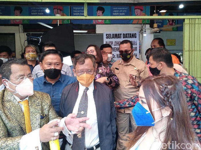 Menko Pohukam Mahfud Md mendapat keluhan dari korban UU ITE saat bertemu Hotman Paris di kedai kopi Johny (Kadek Melda/detikcom)