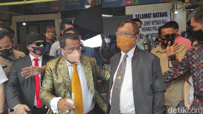 Menko Pohukam Mahfud Md saat bertemu Hotman Paris di kedai kopi Johny (Kadek Melda/detikcom)