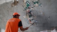 Dinding kolong tol dicat ulang karena warnanya sudah kusam.
