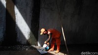 Dinding kolong tol dicat dengan warna dasar putih.