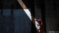 Cat putih tersebut akan menjadi dasar atau semacam kanvas untuk pembuatan mural. 
