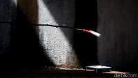 Pengecatan dilakukan sebagai bagian dari pemeliharaan dan perawatan dinding kolong tol.