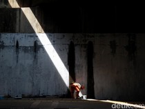4 Cara Mudah Bersihkan Noda, Goresan, dan Warna Kusam di Dinding Putih