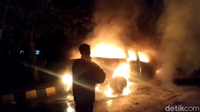 Mobil di Cianjur terbakar