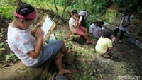 Sebagian dari mereka mengikuti pelajaran dengan melukis suasana alam di pegunungan Menoreh.