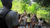 Mereka belajar di luar ruangan dengan didampingi seorang guru.
