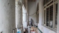 Dahulunya, masjid ini merupakan bekas bangunan peninggalan Belanda.