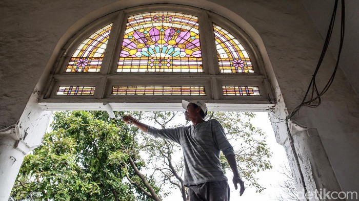 Perawatan Gedung Cagar Budaya Para pekerja mengecat sisi barat Masjid Cut Meutia, Jakarta Selatan, Sabtu (20/3/2021). Bangunan ini ditetapkan sebagai cagar budaya pada tahun 1961 karena bangunan tersebut merupakan peninggalan Belanda yang sebelumnya merupakan kantor arsitek asal Belanda NV De Bouwpleg Pieter Adriaan Jacobs Moojen dari tahun 1879-1942. Keunikan masjid tersebut selain tidak memiliki kubah dan menara juga kemiringan kiblat 15 derajat dari bangunan tersebut.