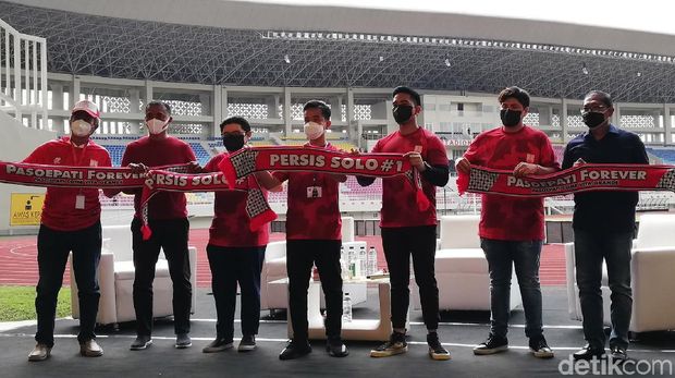 Teka-teki pemilik baru Persis Solo terjawab. Manajemen baru Persis terdiri dari orang-orang penting, mulai dari Kaesang Pangarep, Menteri BUMN Erick Thohir dan juga Kevin Nugroho.