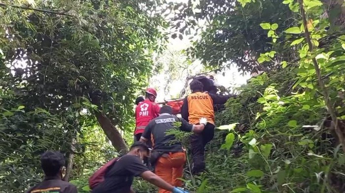 Petugas melakukan evakuasi korban tewas jatuh ke sungai di Karangmalang, Sragen, Sabtu (20/3/2021).