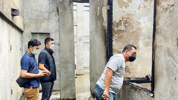 Pihak keluarga Mooryati Soedibyo mengecek kebakaran di Mustika Ratu. Foto dikirim oleh Arif Purnama Oktora