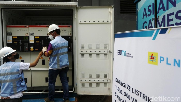 Guna mendukung program sentra vaksinasi Covid-19, di Tennis Indoor Senayan, Jakarta, PLN melakukan energize sambungan listrik sementara 1.000.000 Volt Ampere (VA). Petugas tengah memeriksa powerbank milik PLN di kawasan Tennis Indoor Senayan, Jakarta, Jumat (19/03/2021).