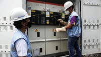 Listrik untuk sentra vaksinasi ini memiliki 3 lapis pasokan cadangan dari gardu induk 150 kV dan gardu distribusi 20 kV yang berbeda. Apabila pasokan utama mengalami gangguan maka listrik akan dialihkan ke pasokan cadangan.
