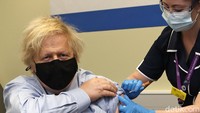 Johnson menerima vaksin AstraZeneca beberapa jam setelah Perdana Menteri Prancis Jean Castex menerima suntikan AstraZeneca secara langsung di televisi. 