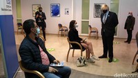 Diketahui, Jerman, Prancis, dan beberapa negara Uni Eropa lainnya pada hari Kamis (18/03) telah memutuskan untuk terus menggunakan vaksin AstraZeneca, setelah European Medicines Agency (EMA) menganggap suntikan itu aman dan efektif. 