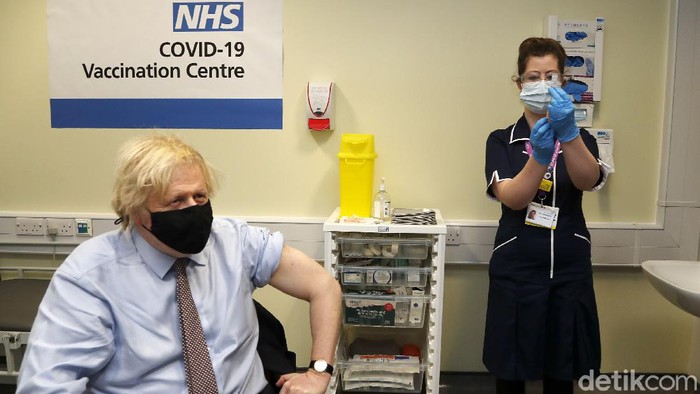 PM Inggris Disuntik Vaksin AstraZeneca Perdana Menteri (PM) Inggris Boris Johnson menjadi orang pertama yang mendapat dosis vaksin virus Corona (COVID-19), AstraZeneca di Inggris. Dia meyakinkan bahwa AstraZeneca tidak bermasalah.