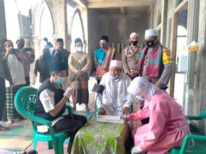 Program Jumat Berkah, Polres Lombok Timur Vaksinasi Tokoh Agama