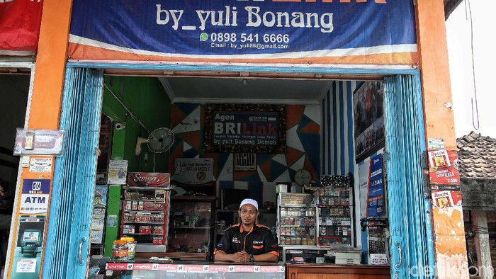 Potret Agen BRI Link yang Raup Jutaan Rupiah Agen BRI Solikhin (36) melayani transaksi warga di kiosnya kawasan Bonang, Demak, Jawa Tengah, Sabtu (6/3). Naik turunnya kehidupan memang kerap terjadi. Seperti yang dirasakan oleh Solikhin (36) seorang penjual pulsa yang berada di Desa Bonangrejo, Kecamatan Bonang, Kabupaten Demak, Jawa Tengah.