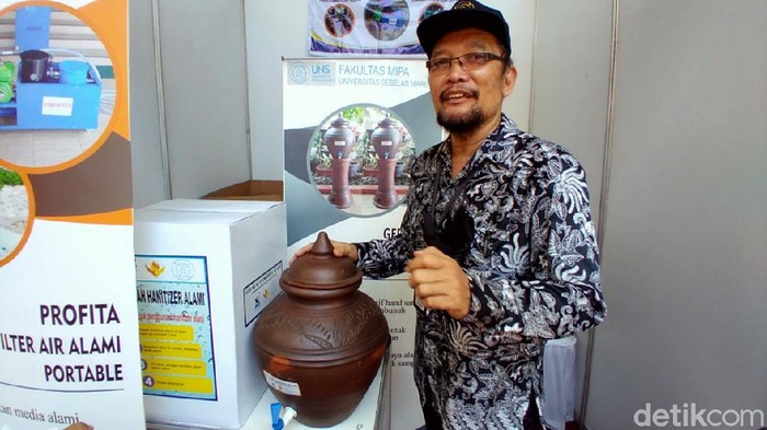 Prof Pranoto Prof Pranoto yang mengembangkan gerabah sanitizer