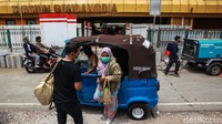 Akses untuk pejalan kaki nampak ditutup sementara karena pengerjaan ini. Kendati demikian, akses jalan untuk pengendara bermotor masih tetap dibuka.