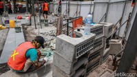 Sejumlah pekerja tengah menyelesaikan penataan Stasiun Gondangdia.