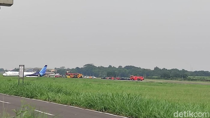 Proses evakuasi pesawat Trigana Air PK-YSF yang tergelincir di Bandara Halim Perdanakusuma, Jaktim (Azhar Bagas/detikcom)