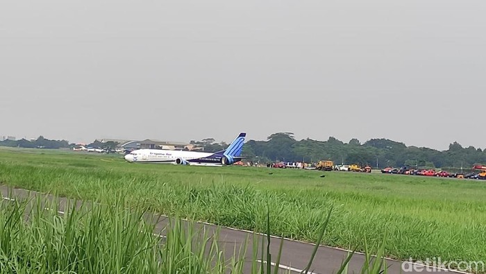 Proses evakuasi pesawat Trigana Air PK-YSF yang tergelincir di Bandara Halim Perdanakusuma, Jaktim (Azhar Bagas/detikcom)