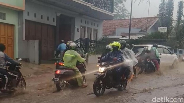 Puncak cianjur banjir