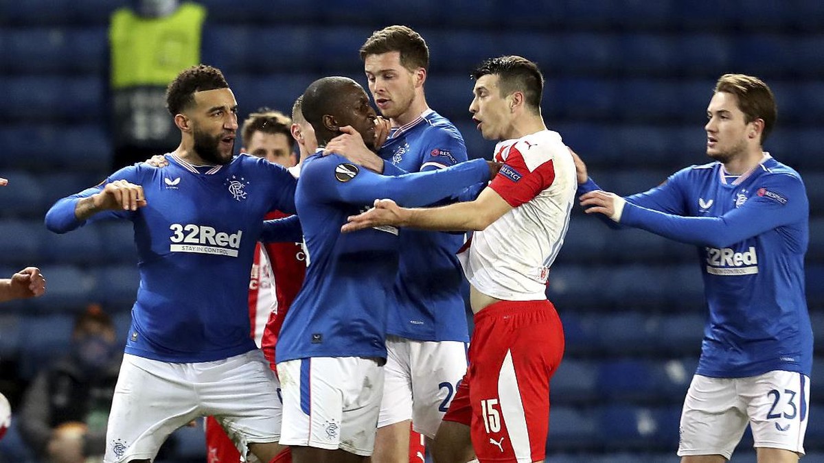 Ribut-ribut Glen Kamara dan Ondrej Kudela dalam laga Rangers vs Slavia Praha di babak 16 besar Liga Europa. (Foto: Andrew Milligan/PA via AP)