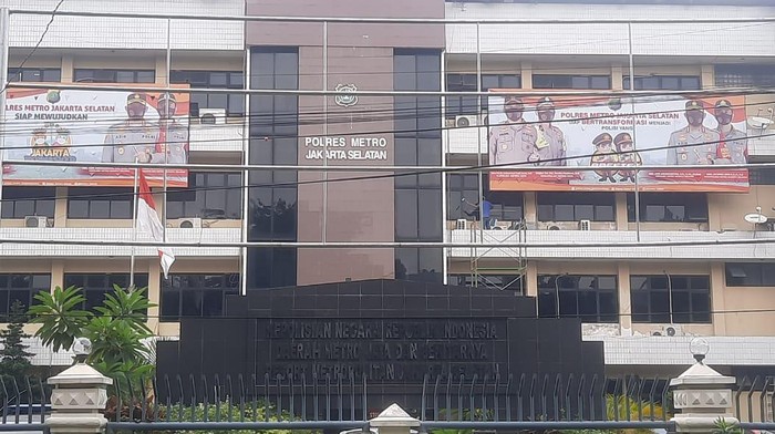 Seorang pria berpisau diamankan polisi di Markas Polres Jaksel