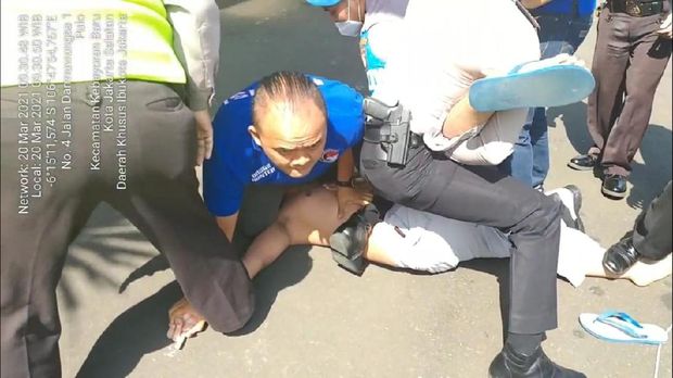 Seorang pria diamankan membawa pisau ke Mapolres Jaksel.