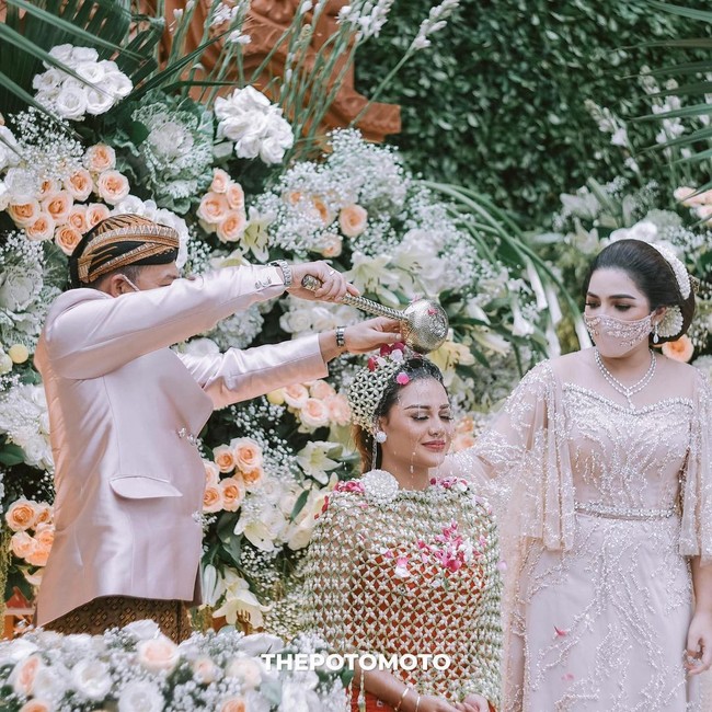 Prosesi siraman Aurel Hermansyah berlangsung pada Jumat (19/3/2021) di InterContinental Hotel, Pondok Indah, Jakarta. Perhelatan ini merupakan bagian dari rangkaian acara pernikahannya dengan Atta Halilintar. (Foto: Dok. The Potomoto)