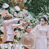 Prosesi siraman Aurel Hermansyah berlangsung pada Jumat (19/3/2021) di InterContinental Hotel, Pondok Indah, Jakarta. Perhelatan ini merupakan bagian dari rangkaian acara pernikahannya dengan Atta Halilintar. (Foto: Dok. The Potomoto)