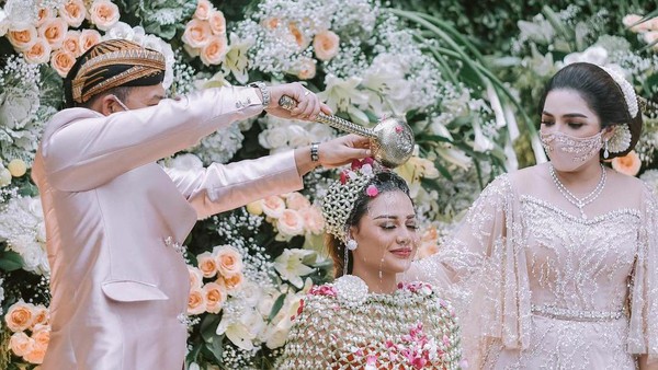 7 Potret Siraman Aurel Hermansyah, Bikin Haru Anang dan Ashanty