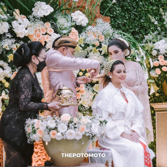 Dalam siraman tersebut, Anang dan Ashanty memotong ujung rambut Aurel. Menurut adat Jawa, prosesi ini dimaksudkan untuk mengubur semua hal buruk yang pernah terjadi dalam hidup mempelai. (Foto: Dok. The Potomoto)