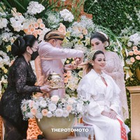 Dalam siraman tersebut, Anang dan Ashanty memotong ujung rambut Aurel. Menurut adat Jawa, prosesi ini dimaksudkan untuk mengubur semua hal buruk yang pernah terjadi dalam hidup mempelai. (Foto: Dok. The Potomoto)