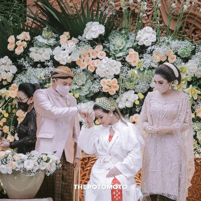 Acara siraman digelar menurut adat Jawa. Seperti diketahui, Anang Hermansyah, ayah Aurel, berasal dari Jember, Jawa Timur. (Foto: Dok. The Potomoto)