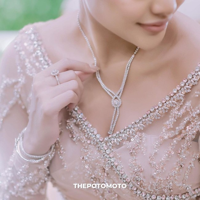 Pada prosesi siraman, Aurel manglingi dengan kebaya dengan dalaman kain jumputan, plus sanggul Jawa. Perhiasan berlian dari Miss Mondial ikut menyempurnakan gayanya. Setelah siraman, Aurel berganti baju dengan kebaya yang lebih anggun dari sebelumnya. (Foto: Dok. The Potomoto)