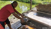 Agar bisa digunakan untuk memasak, Solihin memasangkan empat buah kaki-kaki besi di ujung pipa. Alat masak kemudian diletakkan di atasnya selayaknya kompor.