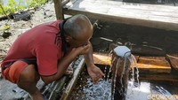 Secara sepintas tidak ada bau menyengat yang keluar dari air tersebut. Namun setelah dicicipi, airnya berasa asin.