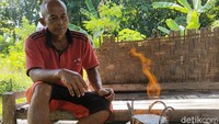 Sumber air yang bisa terbakar tersebut berada di halaman rumah milik warga, Solihin (54). 