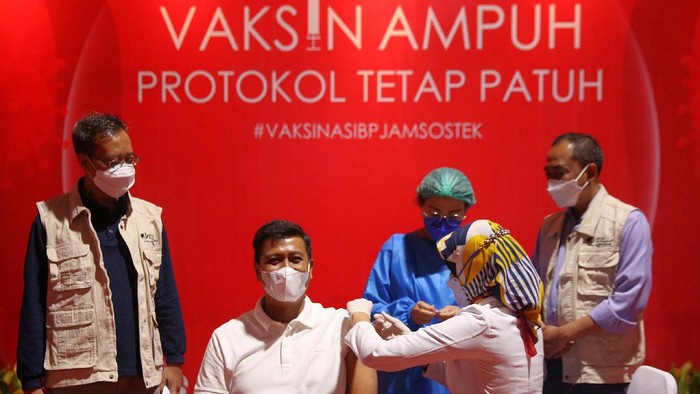 Anggoro Eko Cahyo Direktur Utama BPJAMSOSTEK menerima vaksin COVID 19 dosis pertama didampingi Sugianto Kepala Pusat Penelitian dan Pengembangan Humaniora dan Manajemen Kesehatan Kementerian Kesehatan RI dan Abdur Rahman Irsyadi Direktur Umum dan SDM BPJAMSOSTEK di Jakarta, Sabtu (20/3/2021).
