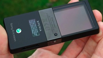 Penampakan bagian belakangnya dengan logo Sony Ericcson yang waktu itu cukup berjaya sebagai produsen ponsel kenamaan. Foto: Pocket Lint