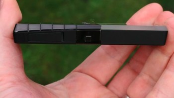 Xperia Pureness kala itu adalah ponsel pertama di dunia yang dibentuk dengan layar LCD transparan, serta teknologi yang diklaim revolusioner dalam baterai, kartu memori dan antena berukuran supermini. Foto: Pocket Lint