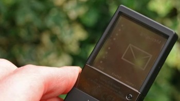 Layarnya menggunakan TFT monokrom tipe 64 step transparan antigores yang berlapis keras (hard coated) dengan resolusi 240x320 piksel dan lebar diagonal 1,8 inci. Foto: Pocket Lint