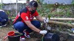Aksi Tebar Ikan di Kali Pesanggrahan