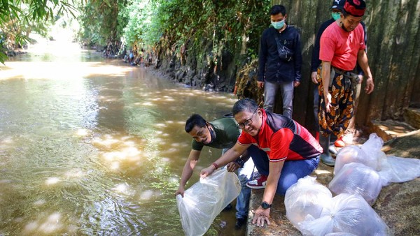 Aksi Tebar Ikan di Kali Pesanggrahan